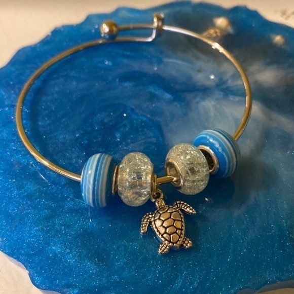 Handmade adjustable wire sea turtle bracelet with resin beads - Picture 1 of 2